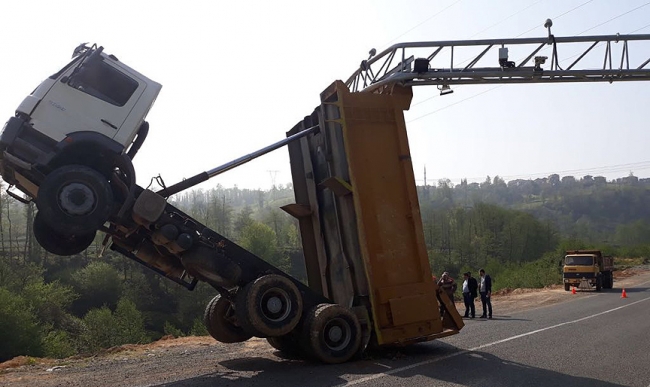 Kamyon sürücüsü damperi açık unutunca havada asılı kaldı